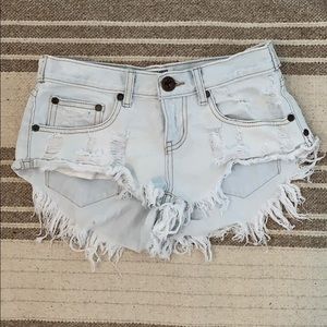 Cute and comfy One Teaspoon shorts. Light wash